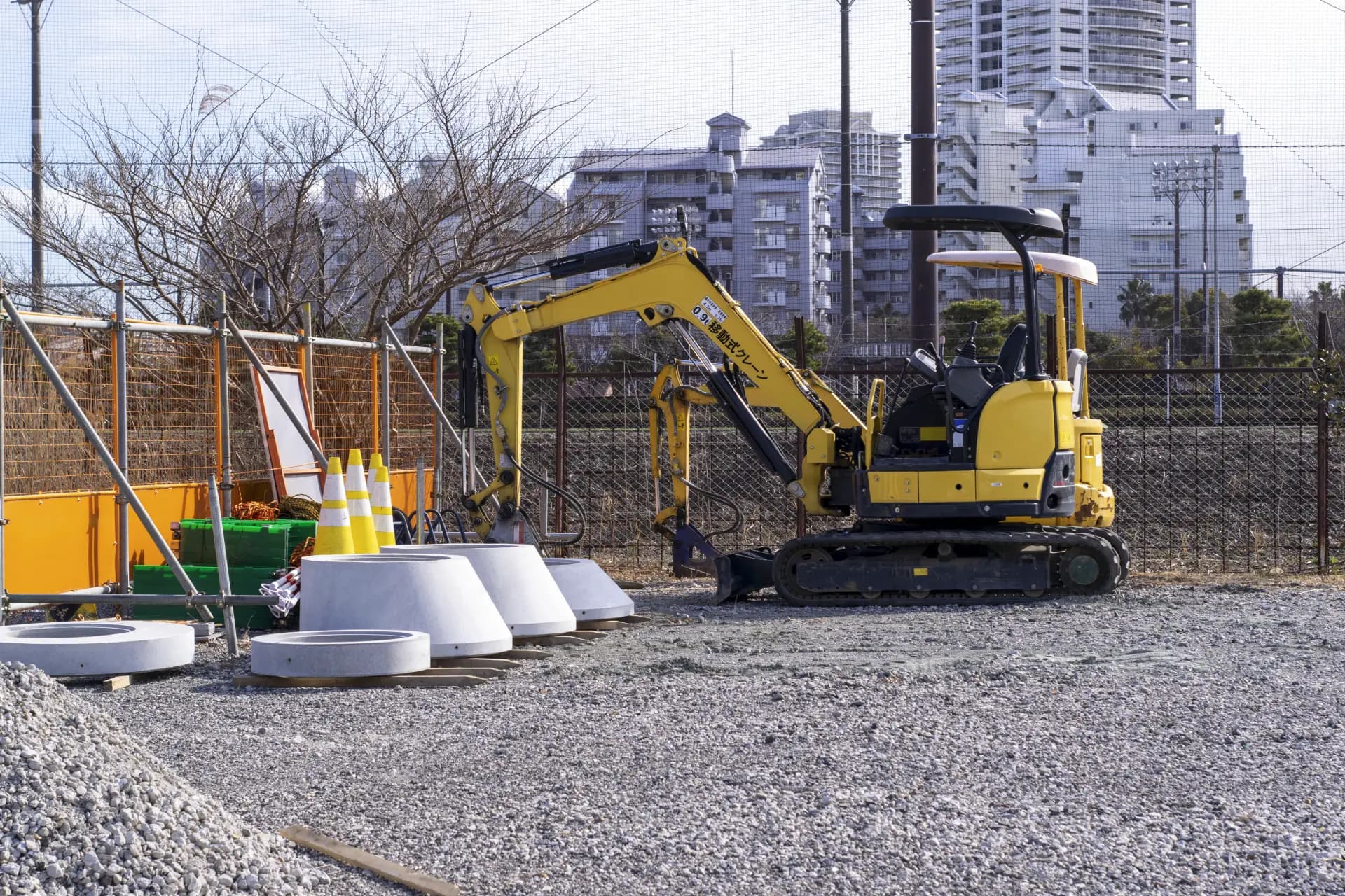 資材や重機が整然と置かれた土地