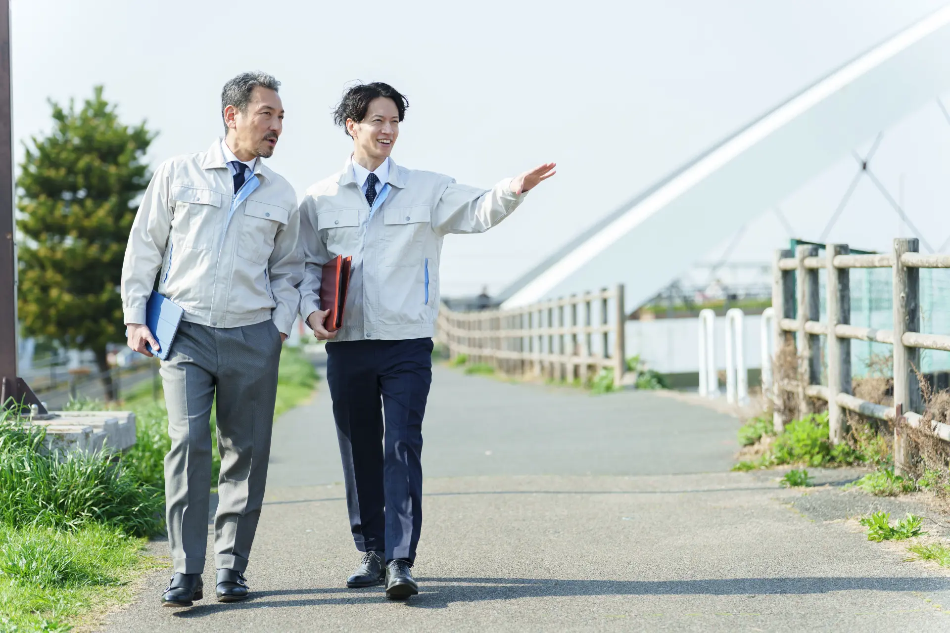 現地で図面を持って確認している様子